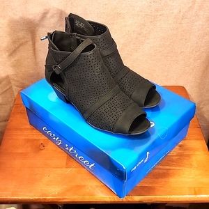 SALE! Easy Street Carrigan open toe sandals 8.5 wide